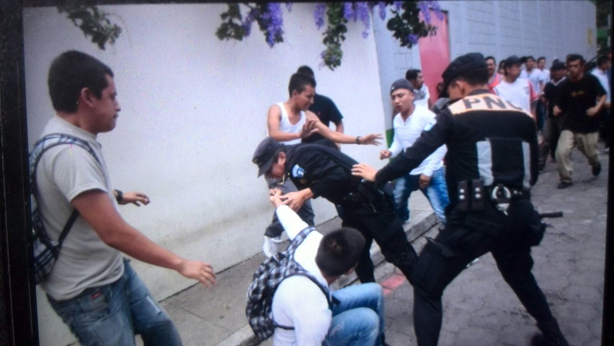 Vecinos y agentes de la PNC se enfrentan luego del asesinato de un piloto de autobús. (Foto Prensa Libre: Erick Ávila)