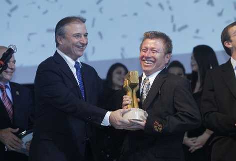 sergio de la Torre, ministro de Economía, entrega el premio de Exportador del año a Álvaro Almengor, de    Copiasuro.