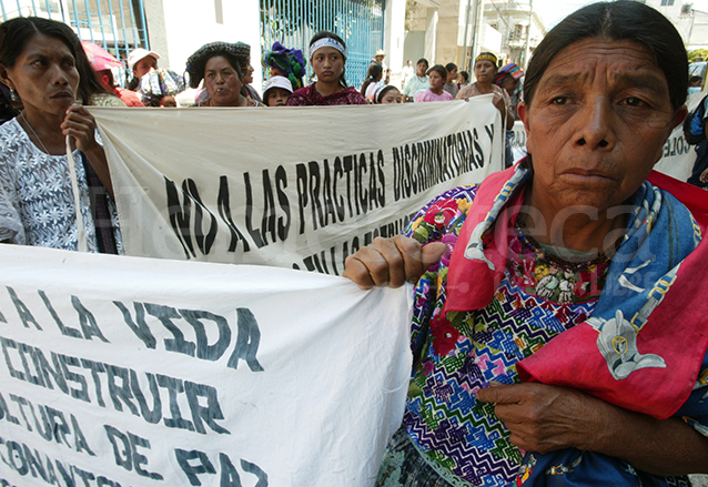 Los pueblos mayas sufren a diario el racismo y la discriminación a cualquier nivel. (Foto: Hemeroteca PL)