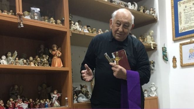 El padre Vincenzo Taraborelli atiende a decenas de personas todos los días en su oficina.