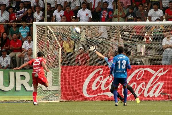 Enoc Pérez cabecea y anota el 1-0 a favor de Malacateco, que empató ayer con Municipal. (Foto Prensa Libre: Alexander Coyoy)