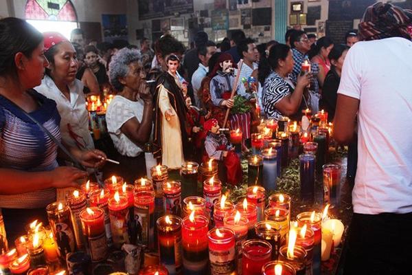 Fieles a San Simón efectúan ritos en el templo ubicado en San Andrés Itzapa, Chimaltenango. (Foto Prensa Libre: José Rosales).