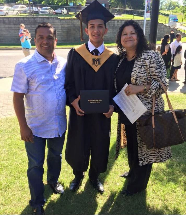 Eli Chávez —centro—, el dreamer de origen guatemalteco, junto a sus padres, José Chávez y Paola Chávez, cuando se graduó de preparatoria, en el 2014. (Foto Prensa Libre: Cortesía José Chávez)