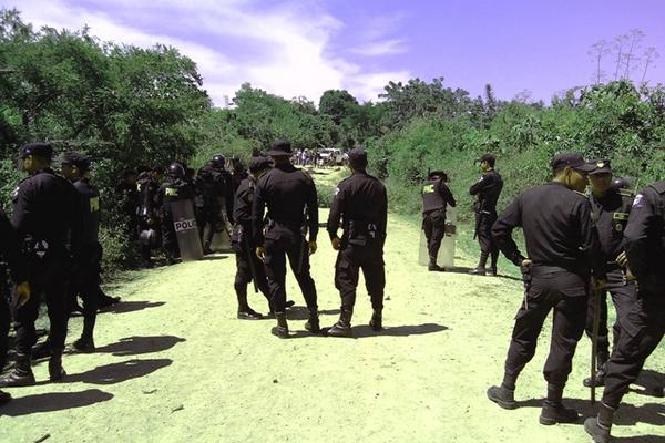 Durante cinco horas, 25 trabajadores de Energuate fueron retenenidos por pobladores de San Pedro Pinula, Jalapa. (Foro Prensa Libre: H. Oliva. )<br _mce_bogus="1"/>