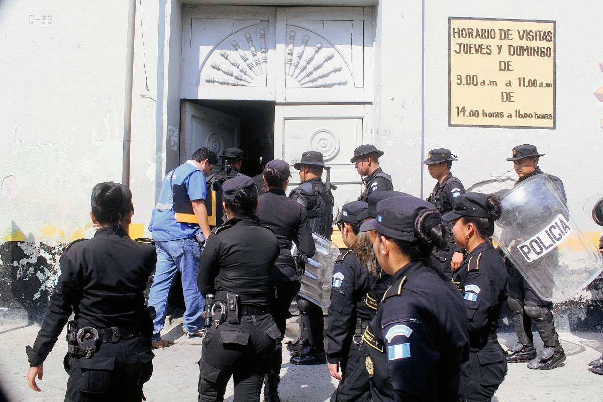 Agentes de la PNC ingresan en la cárcel de Jalapa. (Foto Prensa Libre: Hugo Oliva)