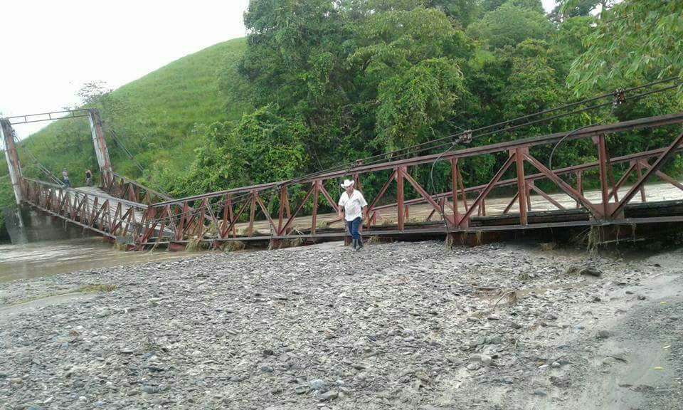 El colapsó del puente Mixco en Los Amates, Izabal, afecta a unas cinco mil personas de las aldeas Mixco, Agua Caliente, Tepemechines y Los Cocos. (Foto Prensa Libre: Conred)