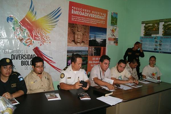 Personal de diprona y conap informan sobre operativos durante una conferencia.