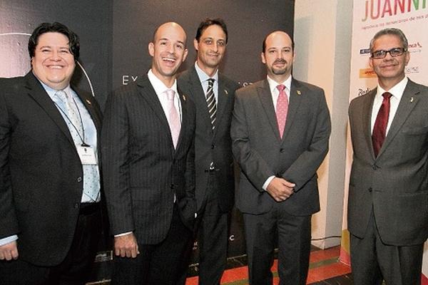 Juan Manuel Prado, Antonio Beltranena, José Toledo, Eduardo Lima y  Juan Carlos Foncea, organizadores de Juanio 50. (Foto Prensa Libre: Edwin Castro)