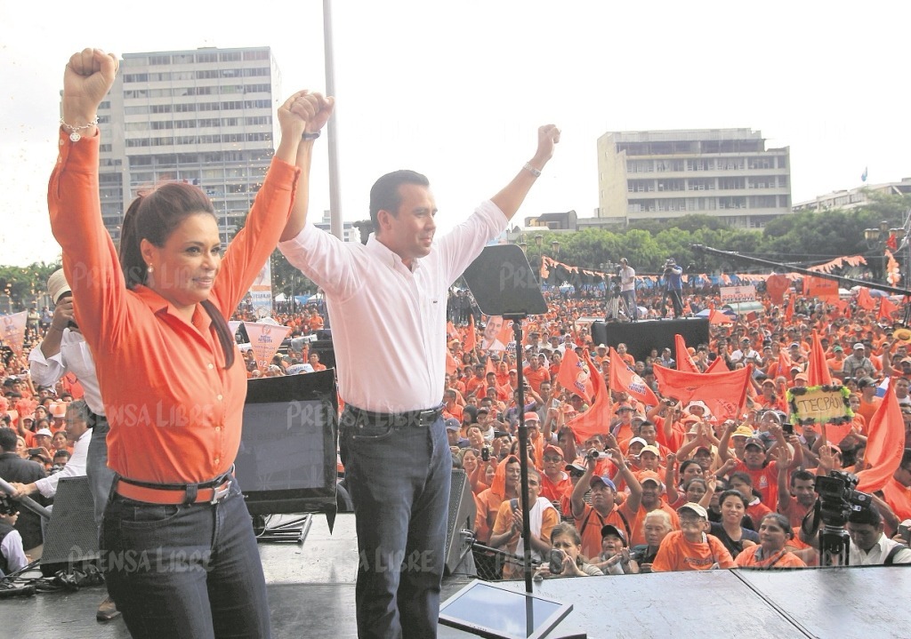 Roxana Baldetti y Alejandro Sinibaldi durante la proclamación del exministro como precandidato presidencial del Partido Patriota, en septiembre de 2014. (Foto Prensa Libre: Hemeroteca PL)