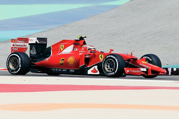 Kimi Raikkonen conduce su Ferrari durante el ensayo matutino en Sakhir, Bahrain. (Foto Prensa Libre: AP).
