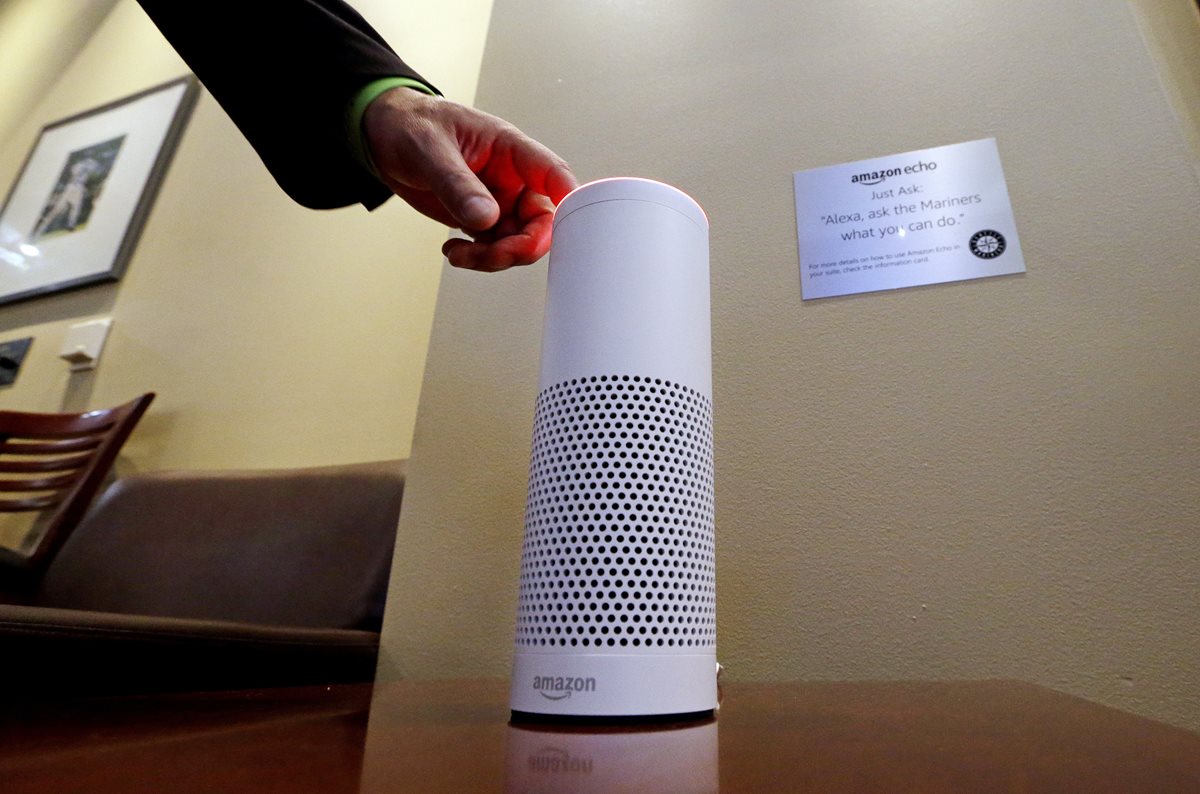 Previo a la llegada del HomePod de Apple, Amazon y Microsoft han realizado una alianza para potenciar sus asistentes de voz (Foto Prensa Libre: AP).