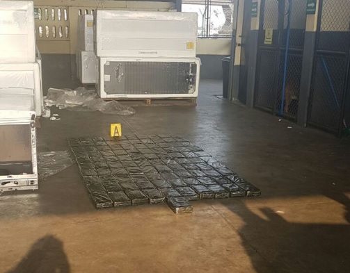 Paquetes de droga que fueron localizados en el interior de un contenedor en Puerto Quetzal, Escuintla. (Foto Prensa Libre: Cortesía)