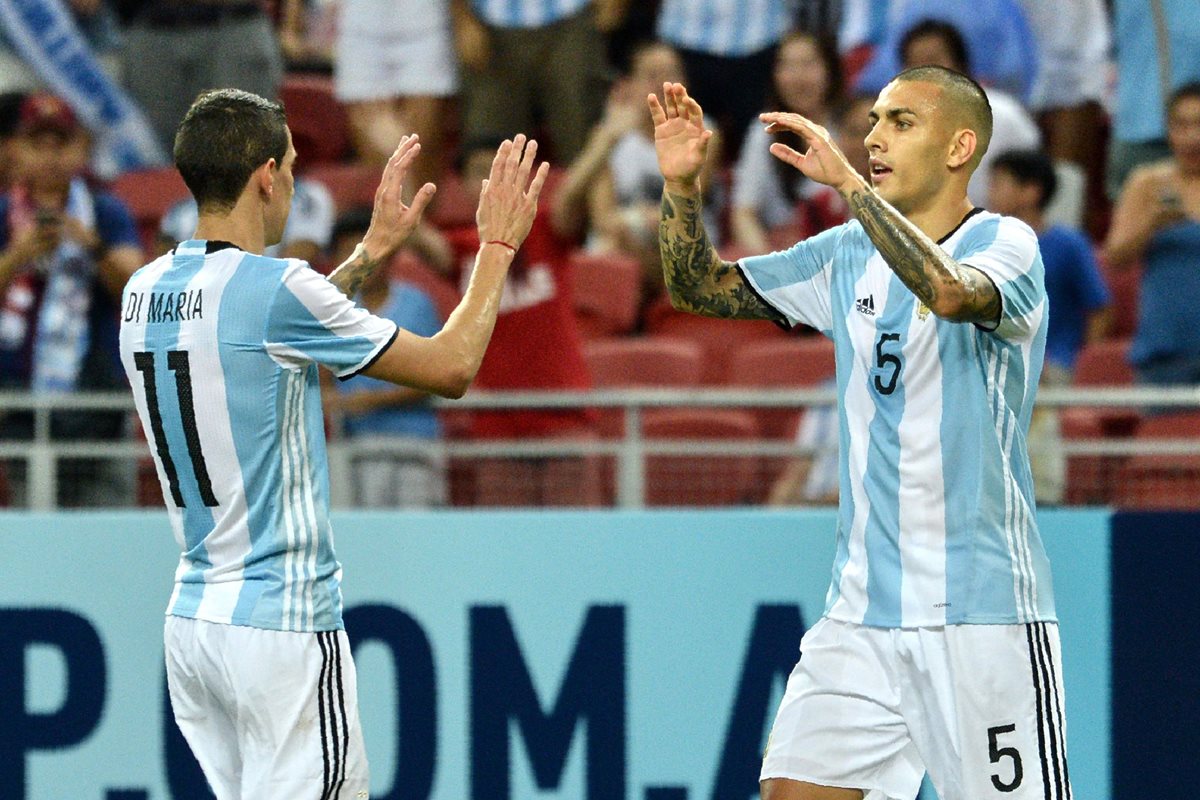 Ángel Di María y Leandro Paredes festejan con la albiceleste. (Foto Prensa Libre: AFP)