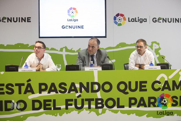 Javier Tebas junto a Rubén Almazán y Álvaro Cano, dos de los promotores de LaLiga Genuine en la presentación oficial del proyecto. (Foto Prensa Libre: cortesía LaLiga Genuine)