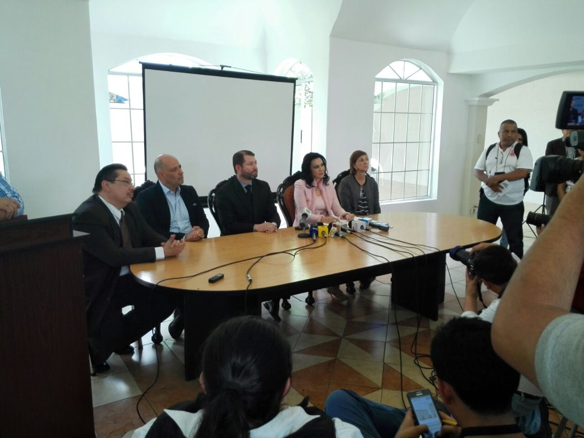 Zury Ríos hija de José Efraín Ríos Montt, junto a su cuerpo de abogados y dirigentes del partido Viva, en conferencia de prensa en la residencia del general retirado. (Foto Prensa Libre: Edwin  Bercián)