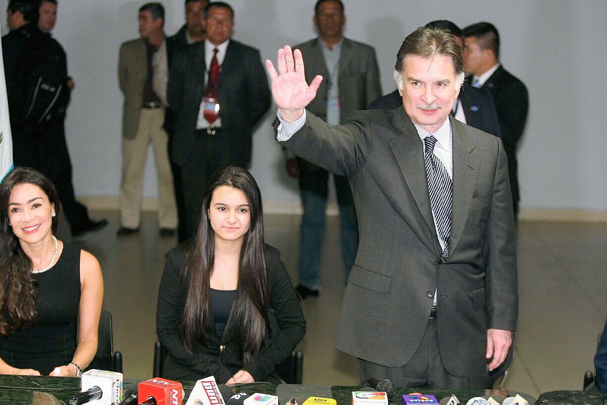El expresidente Alfonso Portillo junto a su hija, Gabriela Portillo, y su exesposa, Evelyn Morataya, al arribar al país. (Foto Prensa Libre)