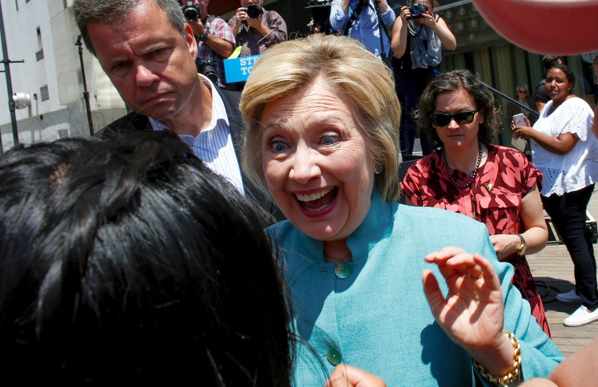 La candidata presidencial demócrata, Hillary Clinton, saluda a una seguidora después de un discurso en Atlantic City, Nueva Jersey. (Foto Prensa Libre: AFP).