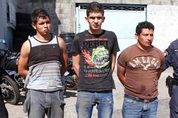 Tres hombres fueron capturados tras persecución cuando viajaban en un taxi que habían robado. (Foto Prensa Libre: PNC)