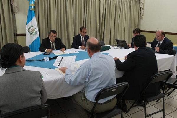 La comisión de postulación de magistrados del TSE. (Foto Prensa Libre: Estuardo Paredes)<br _mce_bogus="1"/>