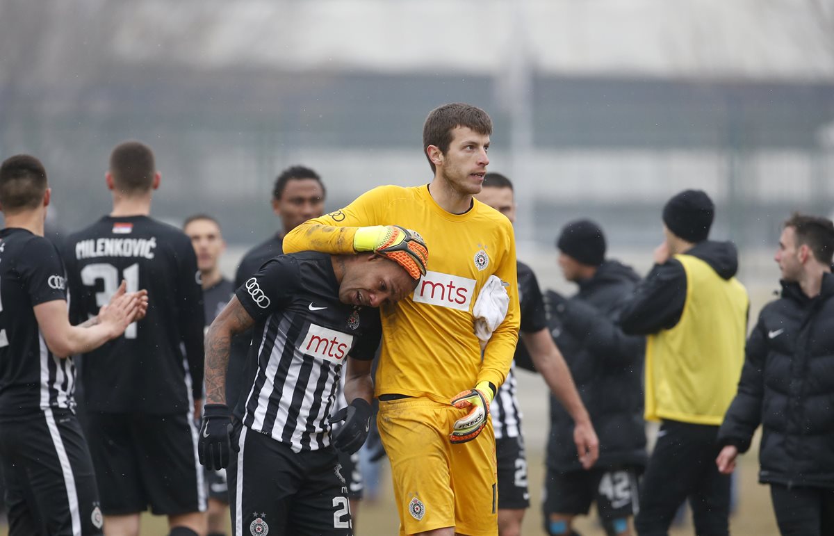 El brasileño Everton Luiz es abrazado por el portero Filip Kljajic luego de sufrir actos de racismo de parte de aficionados locales. (Foto Prensa Libre: AP)