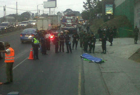 Ayudante muere y piloto resulta herido en ataque armado ruta al Pacífico. (Foto Prensa Libre: CBMD)
