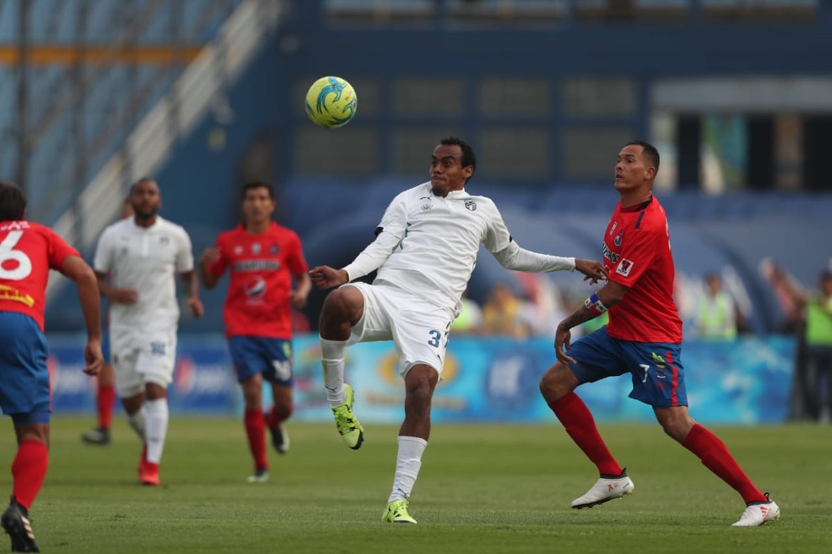 Los albos dominaron el primer tiempo del partido. (Foto Prensa Libre: Francisco Sánchez)