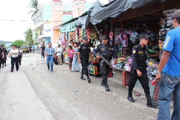 Agentes patrullan en mercado.