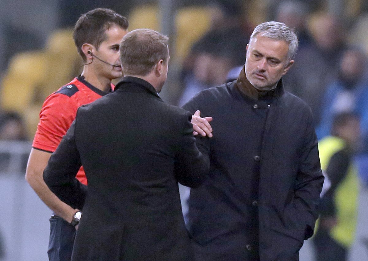 José Mourinho, se despide del técnico del Dinamo de Kiev, Serhiy Rebrov frente al árbitro del juego. (Foto Prensa Libre: AP)
