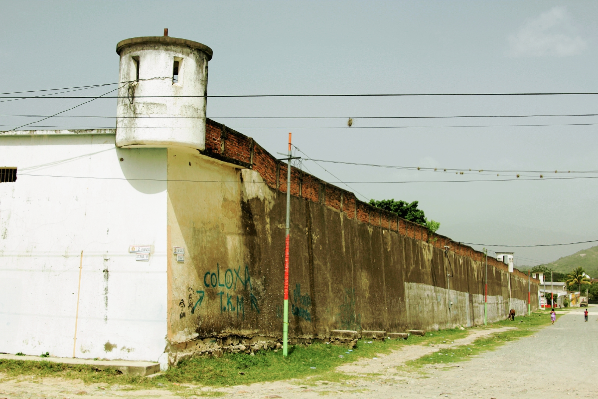 Fachada de la antigua cárcel en Salamá, Baja Verapaz, donde antropólogos buscan osamentas. (Foto Prensa Libre: Carlos Grave)