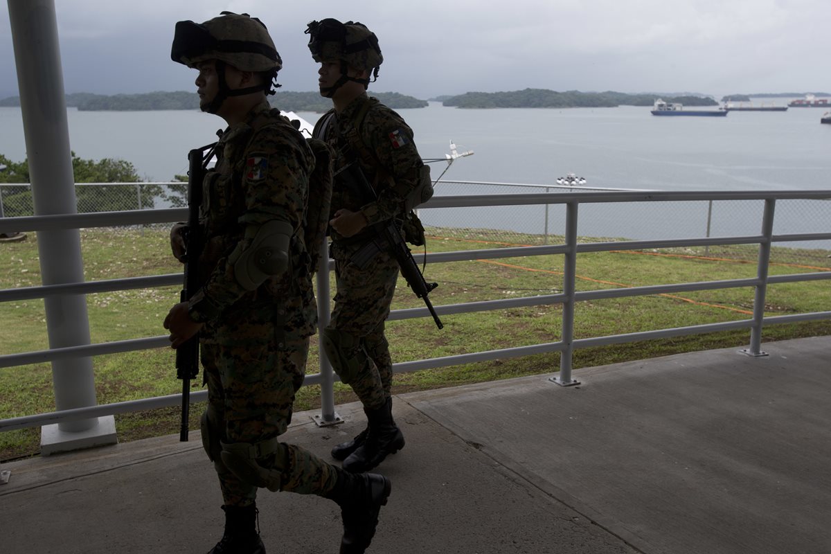 Agentes vigilan las esclusas Agua Clara durante una prueba del Canal de Panamá, previo a la inauguración del domingo. (Foto Prensa Libre: AP).