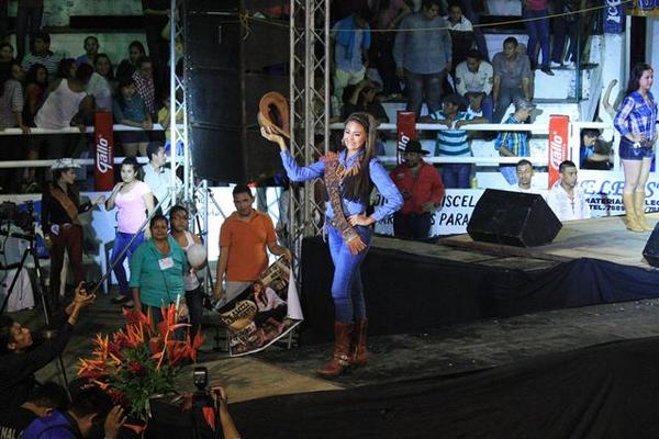 Reina de los Ganaderos resultó electa Kathie Herrarte, en actividad efectuada en el coliseo de la Asociación de Eventos Ganaderos del Sur (Asegasur), en la ciudad de Escuintla. (Foto Prensa Libre: Enrique Paredes)