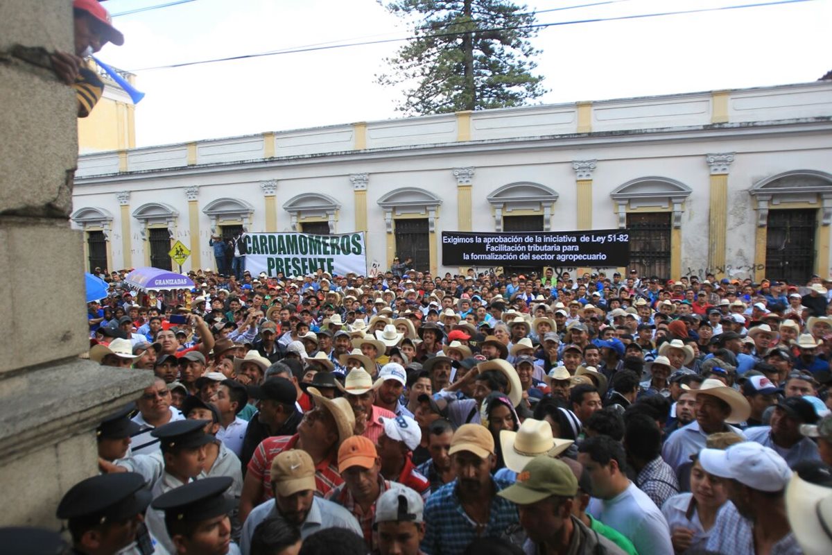 Ganaderos y caficultores protestan frente al Congreso para aprobar iniciativa de ley 5182. (Foto Prensa Libre: Esbin García)