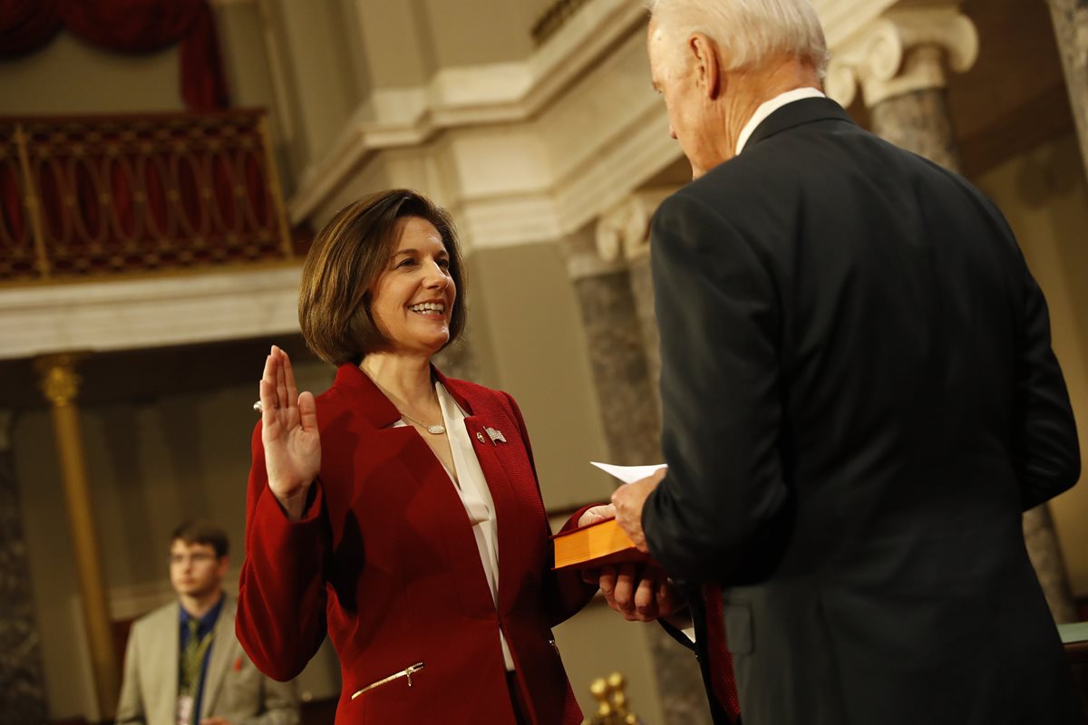 La senadora Catherine Cortez Masto durante su juramentación el martes. (Foto Prensa Libre: AFP).