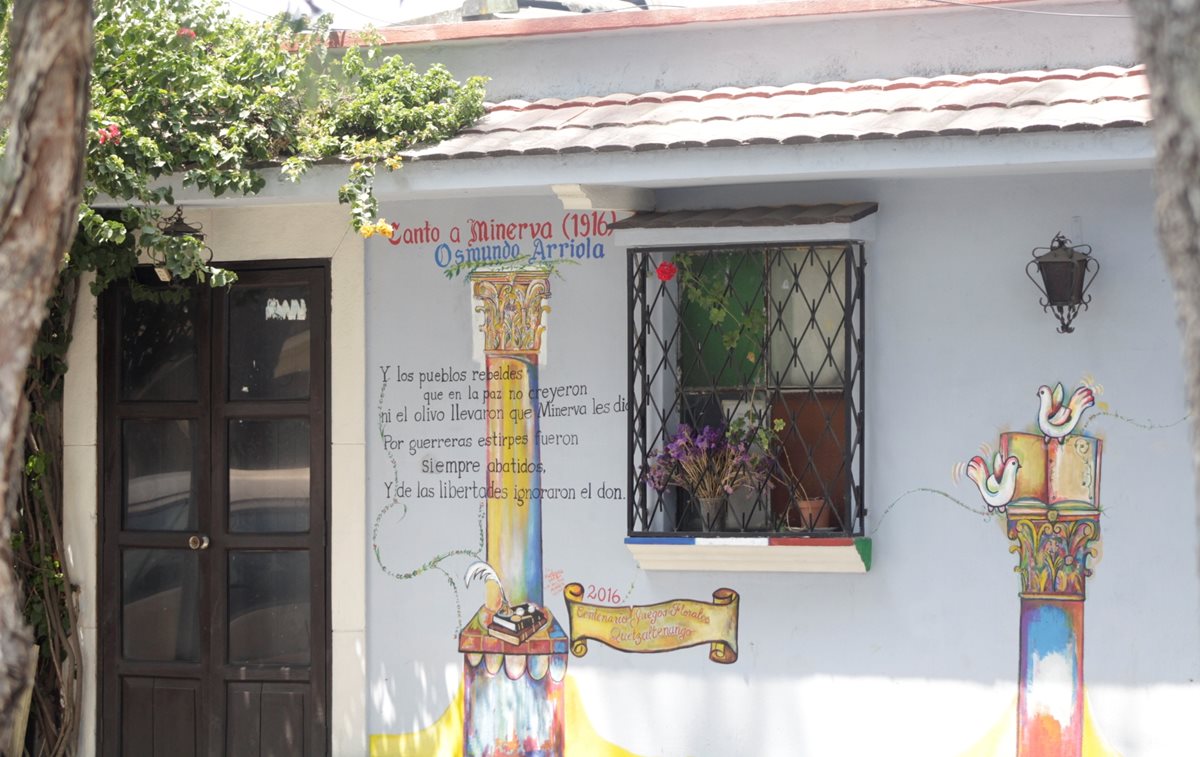Primera Casa Poética decorada con elementos neoclasicos y una estrofa del primer poema ganador "Canto a Minerva". (Foto Prensa Libre María José Longo)