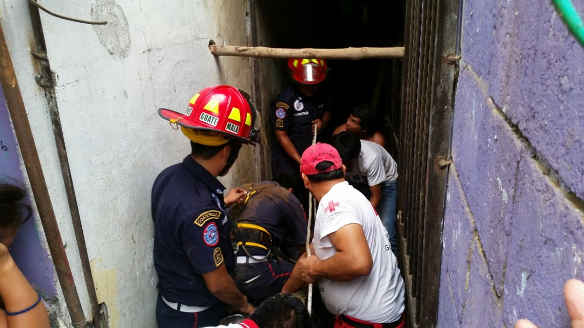 Socorristas trabajan para rescatar el cadáver de Luisa Maribel Joge Santizo. (Foto Prensa Libre: Alexander Coyoy)