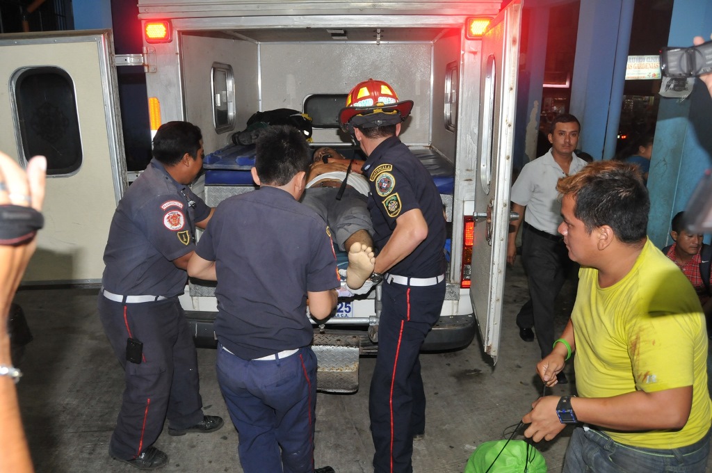 Socorristas trasladan a piloto herido al Hospital Regional de Pajapita, San Marcos. (Foto Prensa Libre: Alexánder Coyoy)
