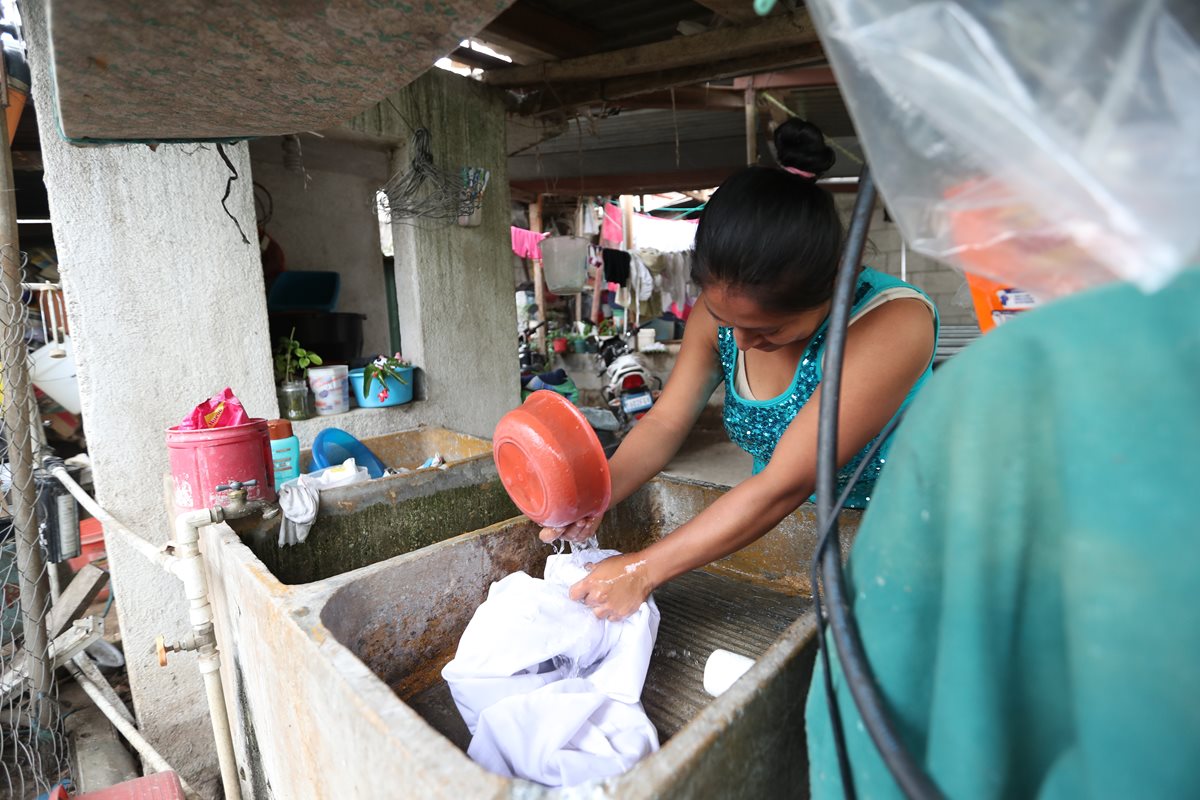 Sandra Gómez, vecina del sector El Calvario, zona 8 de Villa Nueva, lava ropa con poca agua. (Foto Prensa Libre: Óscar Felipe Q.)