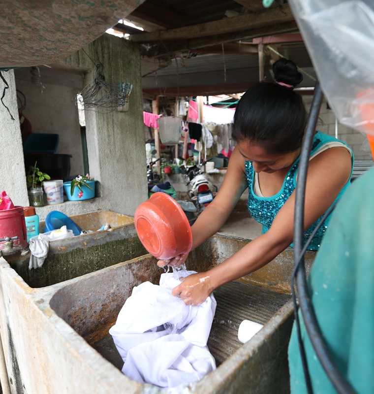 Sandra Gómez, vecina del sector El Calvario, zona 8 de Villa Nueva, lava ropa con poca agua. (Foto Prensa Libre: Óscar Felipe Q.)