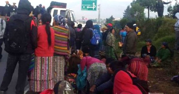 Pobladores de la aldea Rancho de Teja, San Francisco El Alto, Totonicapán, se reúnen y retienen a dos hombres. (Foto Prensa Libre: Stereo 100 Xela)