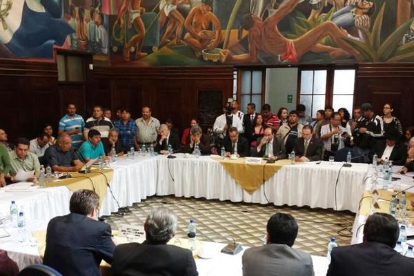 Sindicalistas de educación, encabezados por Joviel Acevedo, llegan al  Congreso para exigir a los jefes de bloques la aprobación de bonos y  presupuesto. (Foto Prensa Libre: Jessica Gramajo)
