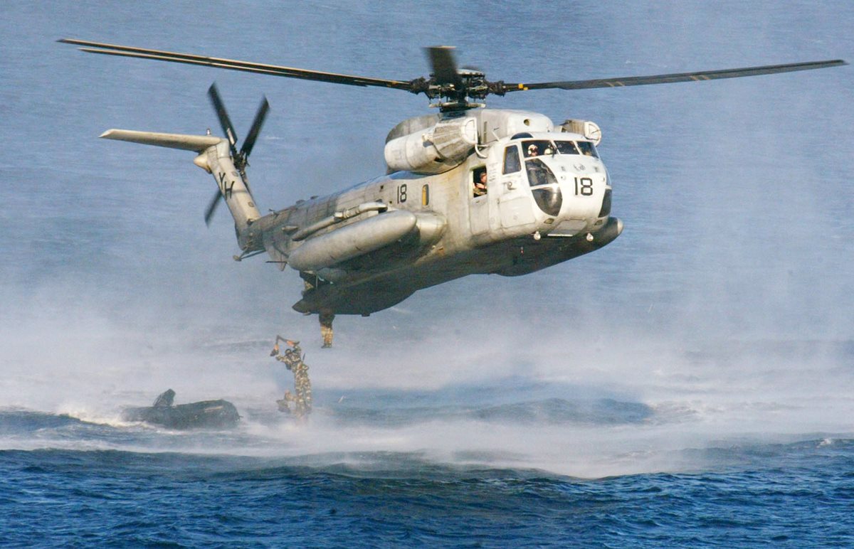 La Guardia Costera de EE. UU. intensifica la búsqueda de los dos helicópteros. (Foto Prensa Libre: AP).