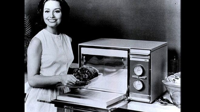El primer microondas similar al que conocemos en la actualidad salió a la venta en 1967. (AMANA)