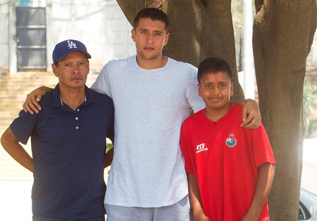 Jeffrey Payeras junto a su padre Emilio y su hermano Benjamín. (Foto Prensa Libre: Norvin Mendoza).