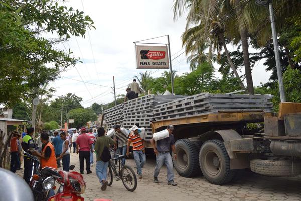 Trabajadores de zona vial 8, del Ministerio de Comunicaciones, acarrean materiales para la instalación de puente Bailey, en la cabecera de Zacapa. (Foto Prensa Libre: Víctor Gómez)<br _mce_bogus="1"/>