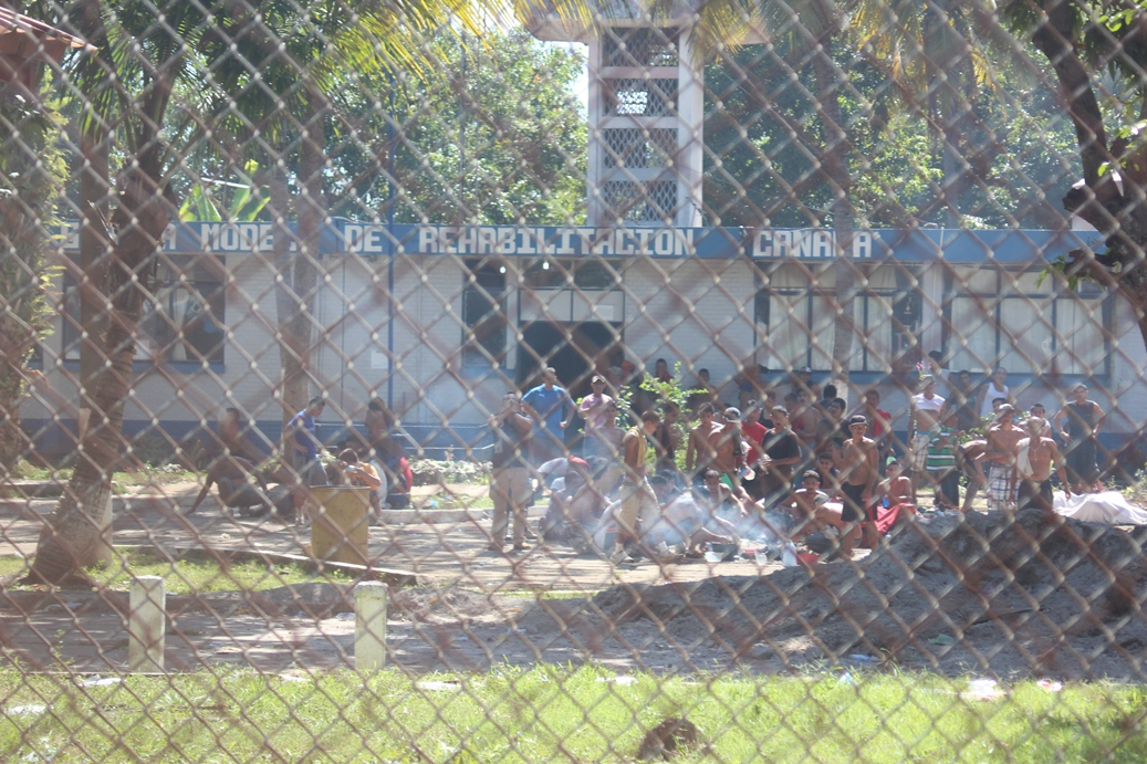 Unos 150 reclusos de la Granja Penal Canadá permanecían aislados y a la intemperie en un patio del área administrativa de la cárcel. (dic. 2015) (Foto Hemeroteca PL)