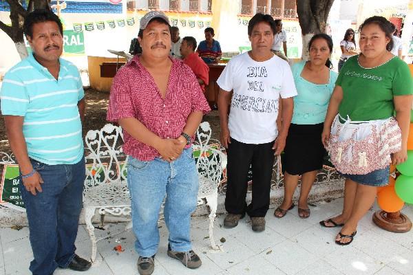 Vendedores participan del  concierto de marimba, en el parque de Chiquimula.