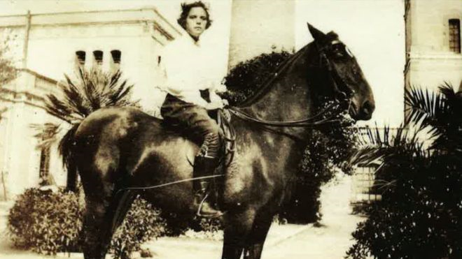 Caridad, hacia 1910. Caridad era una magnífica amazona y se jactaba de haber sido la primera mujer española en cabalgar a horcajadas. CORTESÍA DE JEAN DUDOUYT