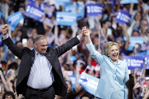 Hillary Clinton Y Tim Kaine llegan a un mitín Miami. (Foto Prensa Libre:AP).