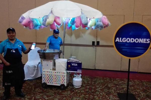 Los algodones de azúcar podrán ser pagados con tarjetas bancarias. (Foto Prensa Libre: Pedro Barrera)