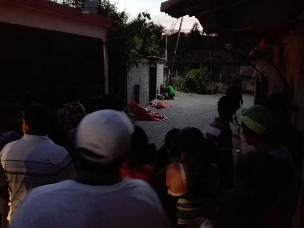 Vecinos observan los cadáveres de abuela y nieto en una de las calles de Sanarate, El Progreso. (Foto Prensa Libre: HUgo Oliva)
